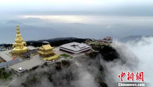 資料圖：云霧中的峨眉山金頂。 劉忠俊 攝