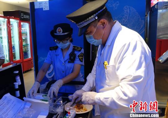 2018年中秋、國慶前夕，北京市食品藥品監(jiān)管部門全面加大食品藥品安全檢查力度。食藥監(jiān)部門供圖