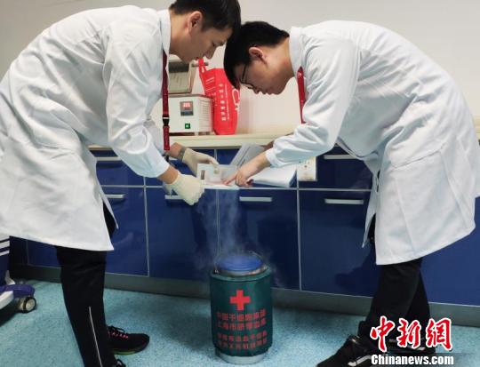 中國(guó)干細(xì)胞集團(tuán)臨床服務(wù)人員帶上裝載著小偉豪弟弟臍帶血造血干細(xì)胞的液氮罐，抵達(dá)唐都醫(yī)院?！≤窡?攝
