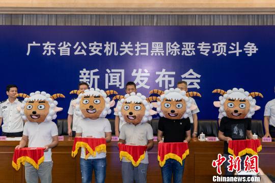 舉報人戴著“喜羊羊”頭套領(lǐng)取獎勵金 陳驥旻 攝