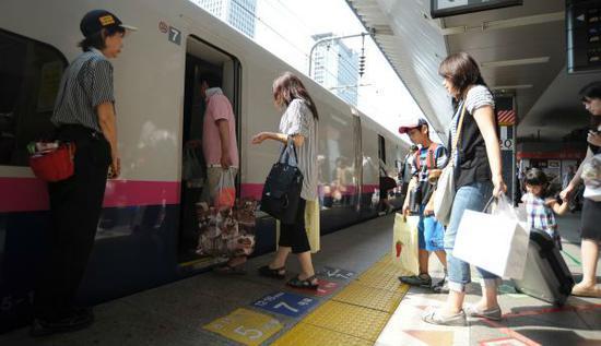乘客準(zhǔn)備乘坐日本新干線列車。（新華社）