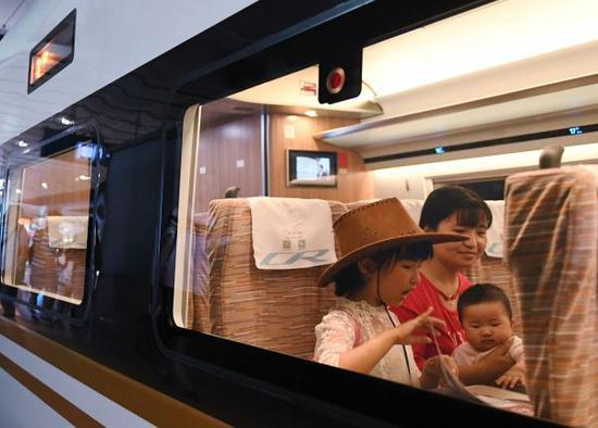 乘客正在乘坐“復(fù)興號”高鐵列車。（新華社）