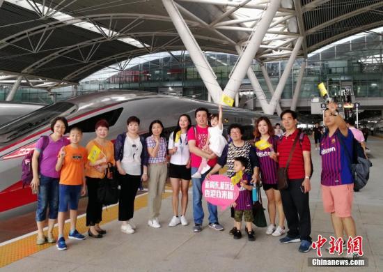 9月23日一大早，廣州南站，由49名廣州游客組成的“首發(fā)團(tuán)”搭乘8時30分的G6523次高鐵列車前往香港西九龍站，他們將在香港海洋公園等地游玩，或購物、探親、會友，度過一個難忘的中秋佳節(jié)。當(dāng)日，廣深港高鐵全線開通運(yùn)營。