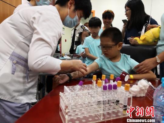 來自中國各地近50位“小魚兒”齊聚兒中心，接受了心臟超聲、心電圖等多項免費的隨訪檢查?！≤窡?攝