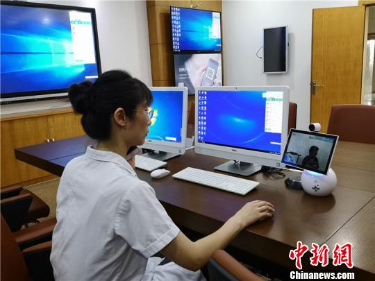 醫(yī)生通過(guò)“云診室”與基層衛(wèi)生院患者對(duì)話。　張煜歡 攝
