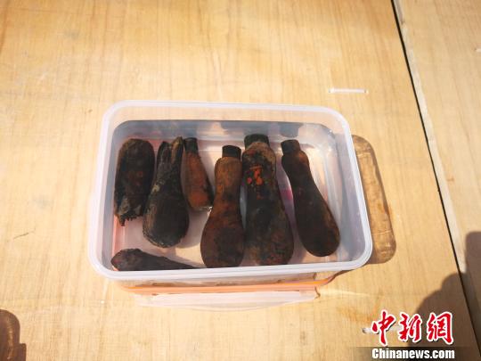 水下考古清理出鐵、木、銅、鉛、玻璃、陶瓷、皮革等各類遺物標(biāo)本500余件?！∨砗?攝
