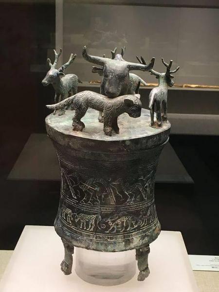這是云南省博物館館藏的戰(zhàn)國(guó)虎牛鹿貯貝器。