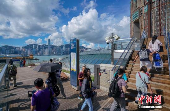 資料圖：乘坐高鐵抵達(dá)香港的旅客在西九龍站天空走廊游覽。 <a target='_blank' href='http://www.chinanews.com/'>中新社</a>記者 張煒 攝