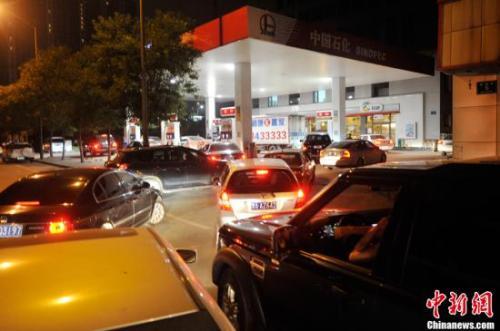 資料圖：山西太原一加油站內(nèi)，私家車主排隊加油。<a target='_blank' href='http://www.chinanews.com/'>中新社</a>發(fā) 韋亮 攝