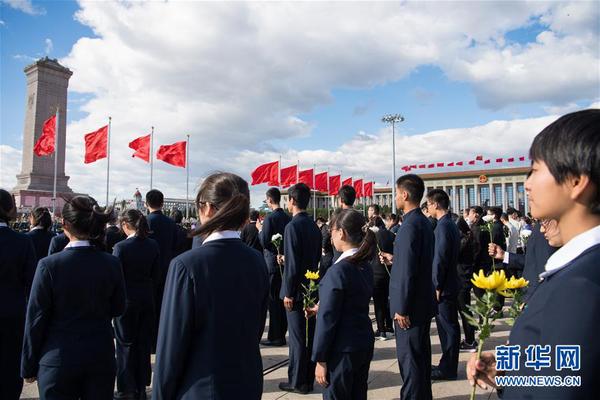 9月30日，烈士紀(jì)念日向人民英雄敬獻(xiàn)花籃儀式在北京天安門廣場隆重舉行。 新華社記者翟健嵐 攝