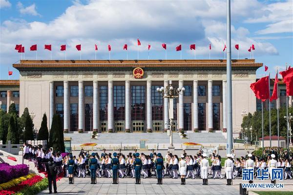 9月30日，烈士紀(jì)念日向人民英雄敬獻(xiàn)花籃儀式在北京天安門廣場隆重舉行。 新華社記者翟健嵐 攝2