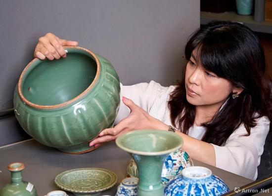 佳士得中國(guó)瓷器及藝術(shù)品部專家何懿行與我們細(xì)品宋、金、元朝的青瓷之美