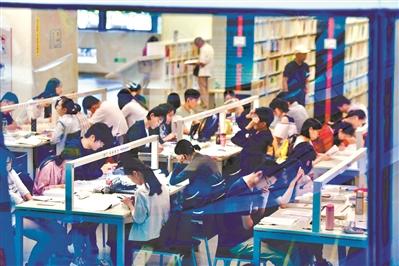 “滿座”已成為廣州圖書館的常態(tài)，昨天自然不例外。