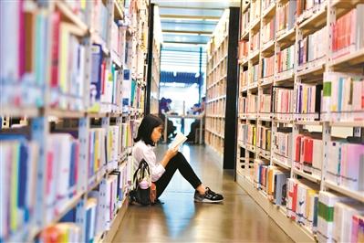 廣州圖書館里隨處可見席地而坐的讀書人。
