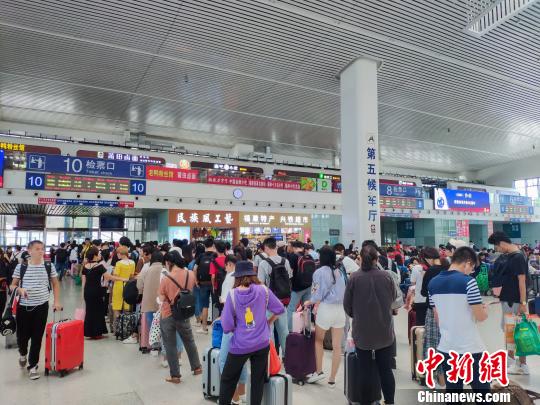 學(xué)生、探親、旅游返程客流密集，到達(dá)和出發(fā)呈現(xiàn)雙向高峰。　李南軒 攝