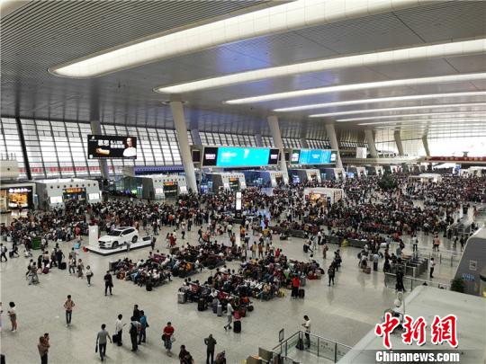 圖為杭州東站?！堨蠚g 攝