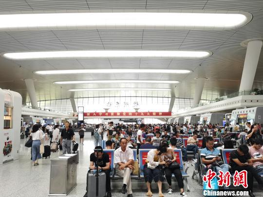 圖為杭州東站?！堨蠚g 攝