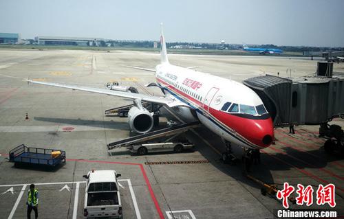 圖為成都雙流國(guó)際機(jī)場(chǎng)停機(jī)坪上正在上客的客機(jī)。(資料圖) <a target='_blank' href='http://www.chinanews.com/'>中新社</a>記者 劉忠俊 攝