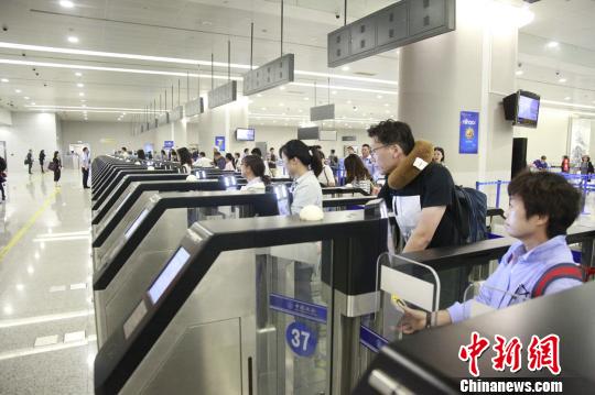 逾三成出入境旅客享受到“10秒快速通關(guān)”的便利。　芊燁 攝