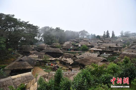 10月3日，翁丁古村。國慶節(jié)期間，位于云南省滄源佤族自治縣的翁丁古村吸引來自國內(nèi)外的游客探訪。<a target='_blank' href='http://www.chinanews.com/'>中新社</a>記者 劉冉陽 攝