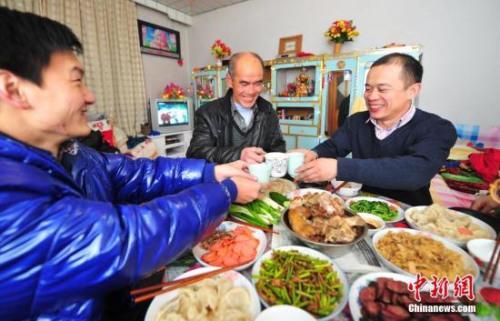 資料圖：市民在家中與家人享受豐盛飯菜。<a target='_blank' href='http://www.chinanews.com/'>中新社</a>發(fā) 于海洋 攝