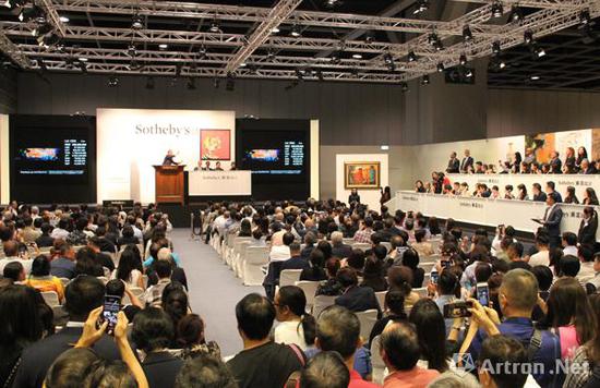 2018年香港蘇富比晚拍，趙無極《1985年6月至10月》落槌瞬間