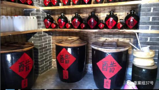 ▲10月1日，國慶小長假期間，平遙古城內(nèi)，一家醋坊內(nèi)擺滿了沒有產(chǎn)品信息的食醋進行銷售。新京報記者大路 攝。