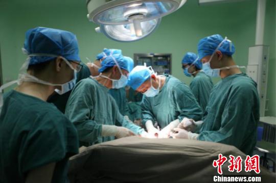手術(shù)現(xiàn)場(chǎng)?！∴嚵栩v 攝