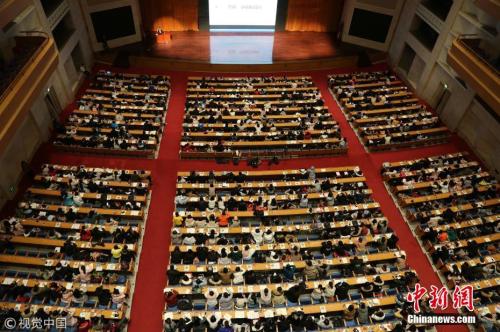 資料圖：2018年1月10日，在濟(jì)南山東會(huì)堂內(nèi)，5000名考研族同上巨無(wú)霸大課。 鄭濤 攝 圖片來(lái)源：視覺(jué)中國(guó)