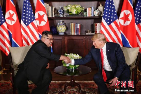 6月12日，朝鮮最高領(lǐng)導(dǎo)人金正恩(左)與美國(guó)總統(tǒng)特朗普在新加坡舉行會(huì)晤。 中新社發(fā) 新加坡通訊及新聞部供圖 攝