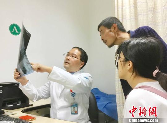 浙大一院骨科主治醫(yī)師胡金艮工作照?！≌愦笠辉?供圖 攝