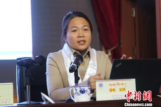 圖為中國(guó)中醫(yī)科學(xué)院針灸醫(yī)院副院長(zhǎng)趙宏為西藏區(qū)內(nèi)醫(yī)生授課?！≮w朗 攝
