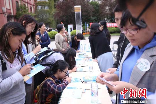 上海市衛(wèi)生計(jì)生委和上海市教育委員會(huì)聯(lián)合舉辦了一場(chǎng)以“新生代、心健康”為主題的大型宣傳活動(dòng)?！≤窡?攝