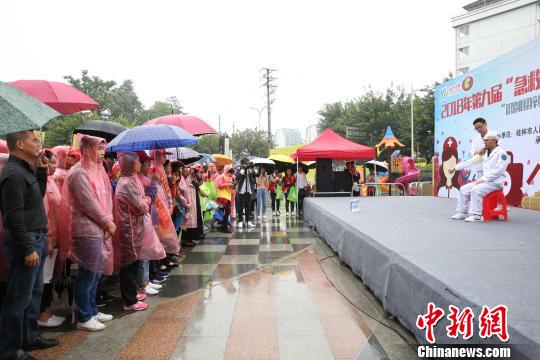 10月10日，桂林市人民醫(yī)院急診科基礎(chǔ)生命支持導(dǎo)師現(xiàn)場(chǎng)演示止血包扎法。　黃薇 攝