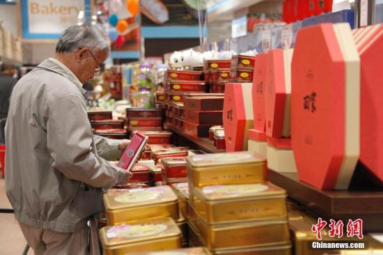 資料圖：市民在超市采購(gòu)。 <a target='_blank' href='http://www.chinanews.com/'>中新社</a>記者 余瑞冬 攝