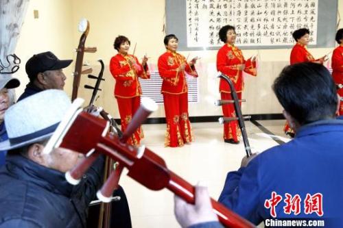 資料圖：老年人在一家養(yǎng)老機(jī)構(gòu)內(nèi)練習(xí)青海小調(diào)?！?zhí)砀?攝