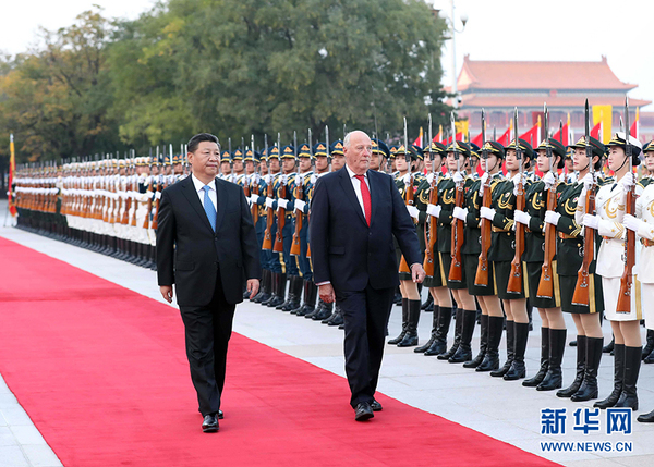 10月16日，國(guó)家主席習(xí)近平在北京人民大會(huì)堂同挪威國(guó)王哈拉爾五世舉行會(huì)談。這是會(huì)談前，習(xí)近平在人民大會(huì)堂東門外廣場(chǎng)為哈拉爾五世舉行歡迎儀式。