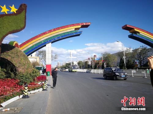 彩虹門是燕郊售樓一條街的標志。<a target='_blank' href='http://www.chinanews.com/' >中新網(wǎng)</a>記者 邱宇 攝