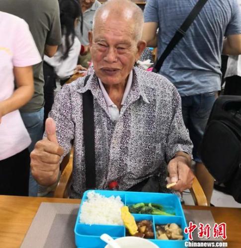 10月17日，81歲的陳志勇老人在?？谑忻捞m區(qū)海府街道龍舌坡社區(qū)“長(zhǎng)者飯?zhí)谩本筒蜁r(shí)豎起大拇指點(diǎn)贊。　尹海明 攝