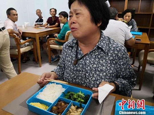 10月17日，66歲的老人林淑瓊在?？谑忻捞m區(qū)海府街道龍舌坡社區(qū)“長(zhǎng)者飯?zhí)谩本筒蜁r(shí)感動(dòng)得眼含淚水。　尹海明 攝