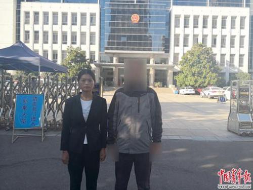 開庭后，趙陽(右)和代理律師張曉麗在洛陽市洛龍區(qū)人民法院前合影。