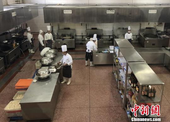 北京市食品藥品監(jiān)管局赴集體用餐配送單位進(jìn)行食品安全專項(xiàng)檢查。北京市食藥監(jiān)局供圖