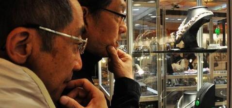 藝術行業(yè)本身的體系就比較多元，所以規(guī)范藝術行業(yè)是規(guī)范藝術品市場的前提。