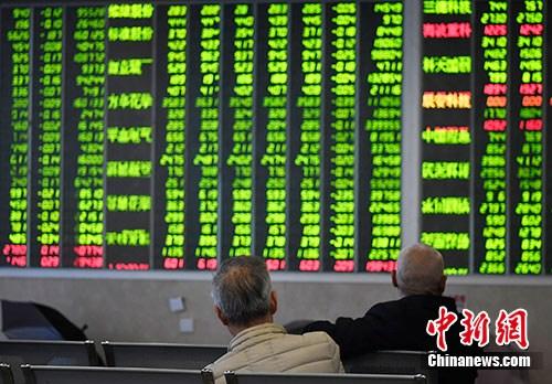 10月18日，成都某證券營業(yè)部的股民關(guān)注大盤走勢。截至當(dāng)日收盤，滬指報2486.42點，跌75.19點，跌幅2.94%，成交1066億元；深成指報7187.49點，跌177.72點，跌幅2.41%，成交1331億元；創(chuàng)業(yè)板報1205.03點，跌26.83點，跌幅2.18%，成交486.2億元。<a target='_blank' href='http://www.chinanews.com/'>中新社</a>記者 安源 攝