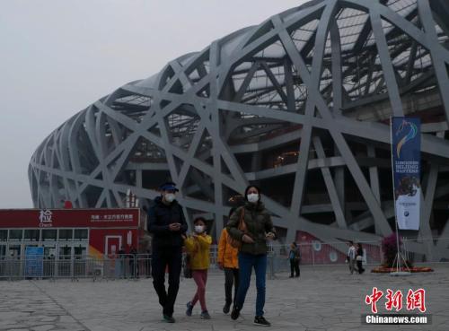 10月14日，游客在北京國(guó)家體育場(chǎng)附近游玩。<a target='_blank' href='http://www.chinanews.com/'>中新社</a>記者 劉關(guān)關(guān) 攝