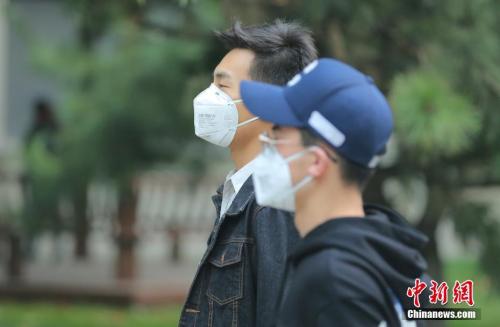 10月15日8時(shí)，北京民眾戴口罩防護(hù)出行。<a target='_blank' href='http://www.chinanews.com/'>中新社</a>記者 楊可佳 攝