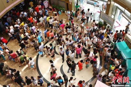 資料圖：某醫(yī)院民眾在掛號大廳內(nèi)排起了長隊。<a target='_blank' href='http://www.chinanews.com/'>中新社</a>發(fā) 泱波 攝