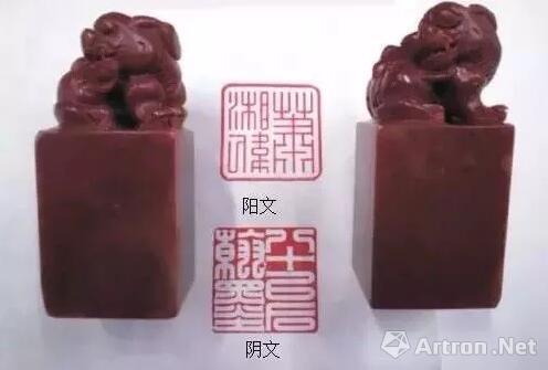 所謂陽(yáng)文就是字在石頭上是凸出來(lái)的，陰文反之。