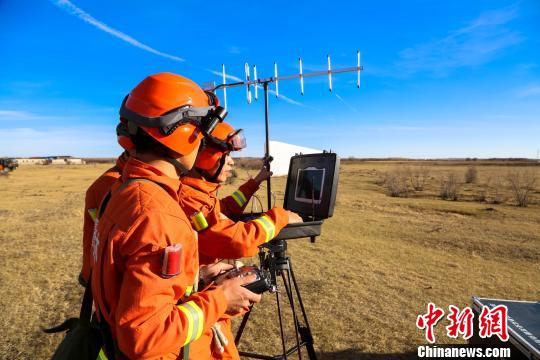 圖為呼倫貝爾市森林消防支隊跨國境滅火救援隊伍利用無人機勘察火場環(huán)境。呼倫貝爾市森林消防支隊供圖