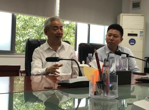 △《時(shí)政新聞眼》當(dāng)天中午在前海管理局會(huì)議室見到老鄭時(shí)，他還是一臉興奮。坐在他右邊的，是同時(shí)見到了總書記的香港創(chuàng)業(yè)者陳升。（央視記者拍攝）
